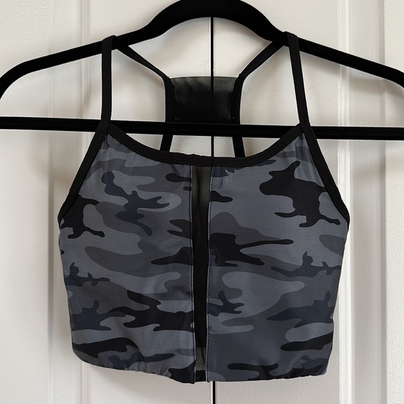 GUESS Workout Set - Picture 2 of 9